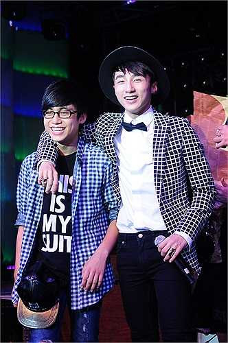 Đó chính là trình bày ca khúc 'Cơn mưa ngang qua' để dành tặng riêng cho bố mẹ. 