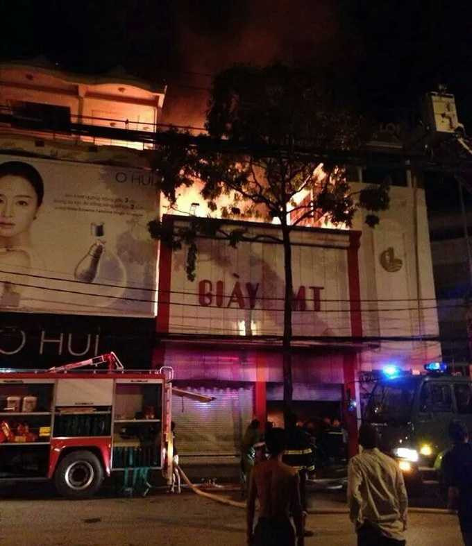 Vợ chồng đại tá công an và con gái chết cháy trong nhà vệ sinh