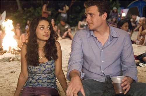 Nam diễn viên Jason Segel rất có kinh nghiệm với cảnh nóng. Năm 2008, anh từng khỏa thân trọn vẹn và khoe tất cả của quý trước màn ảnh trong phim Forgetting Sarah Marshall khiến mẹ của anh sau khi xem phim đã khóc nức nở và mắng chửi anh trên báo chí. Mới đây, nam diễn viên 34 tuổi kể lại, mẹ anh đã gửi mail đến tất cả họ hàng cảnh báo đừng xem phim của anh.