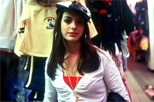 Anne Hathaway: Trong vai một cô gái tuổi thiếu thời nổi loạn, nhân vật của Hathaway dần sa ngã vào cuộc sống tội phạm, trên hành trình đó cũng có những lần cô 'phơi' ngực nóng bỏng.