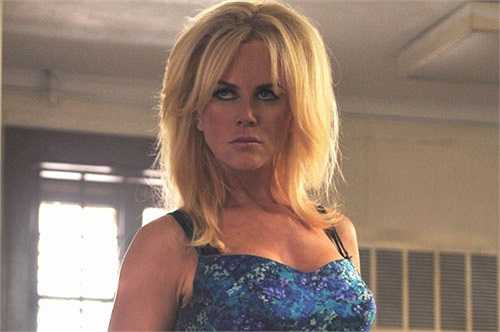 Nicole Kidman: Thiên nga nước úc từng đóng cảnh táo bạo khi vào vai Charlette Bless của phim The Paperboy 2012. Người đẹp 43 tuổi khi đó đã có cảnh khỏa thân với trai đẹp Zac Efron. Bộ phim chỉ là một trong nhiều tác phẩm có cảnh Kidman khỏa thân táo bạo. Nổi tiếng thời cũ là cảnh của cô trong phim Eyes Wide Shut với Tom Cruise và cảnh hở bạo trong Cold Mountain.Theo Khám phá.