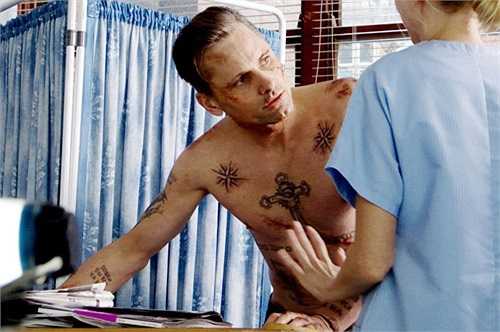 Viggo Mortensen: Năm 2007, nam diễn viên sáu múi gốc Đan Mạch đã khiến người hâm mộ sửng sốt trong tác phẩm hình sự kể về một tên cướp người Nga. Chuyện phim xoay quanh nhân vật của Viggo bị tưởng lầm là con trai của một trùm mafia và bị truy sát. Đường cùng, anh phải tìm mọi cách chống trả để giành lại sự sống. Giữa những cảnh bạo lực máu me, cảnh nóng của nam diễn viên khiến không ít nữ giới được rửa mắt.