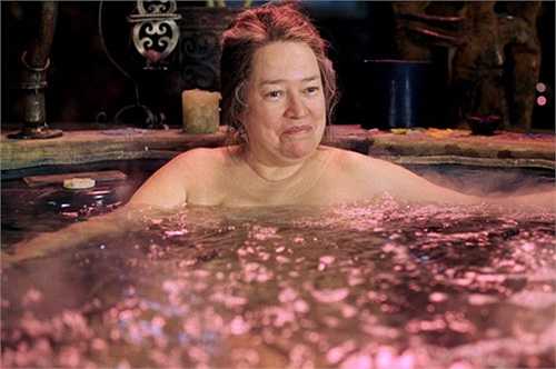 Kathy Bates: Trong bộ phim 2002 giành tới 36 giải thưởng ở đủ các loại liên hoan phim này có cảnh khoả thân rất hài hước của ngôi sao gạo cội sinh năm 1948 Kathy Bates, người từng đoạt Giải Oscar, giải Quả Cầu Vàng, và Giải của Nghiệp đoàn diễn viên màn ảnh. Đó là cảnh phim được quay theo điểm nhìn của tài tử Jack Nicholson, nữ diễn viên 50 tuổi đang khoe thân mình ục ịch trong bồn tắm bốc hơi nước.