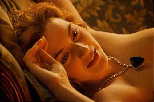 Kate Winslet: Có lẽ không một ai là không biết cảnh khỏa thân khiến màn ảnh rung rinh tới hơn một thập kỷ này. Bông hồng nước Anh mới đây cho biết, cô vẫn bị ám ảnh bởi bức chân dung khỏa thân mà nhân vật của nam diễn viên Leonardo DiCaprio vẽ trong phim năm 1997. 