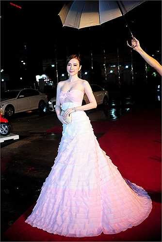 Thời gian qua, Angela Phương Trinh liên tục ghi điểm với phong cách thời trang nổi bật trên thảm đỏ. Nhờ sự cầu toàn và luôn làm mới mình mỗi khi xuất hiện, nữ diễn viên còn được mệnh danh là Nữ hoàng thảm đỏ. Trên thảm đỏ chung kết Project Runway 2014, Phương Trinh chọn phong cách vừa nhẹ nhàng, nữ tính nhưng cũng không kém phần gợi cảm.