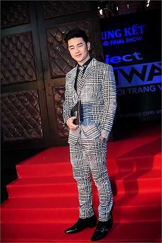 Loki Bảo Long - hot boy của chương trình X Factor khiến mọi người bất ngờ với vẻ ngoài điển trai, lịch lãm cũng bộ cánh sành điệu, sang trọng. Hiện tại, chàng thí sinh 9X đang là gương mặt được chú ý nhất ở sân chơi thực tế âm nhạc. Anh tranh thủ đi xem show thời trang trong những ngày chuẩn bị cho các vòng thi cam go sắp tới. 