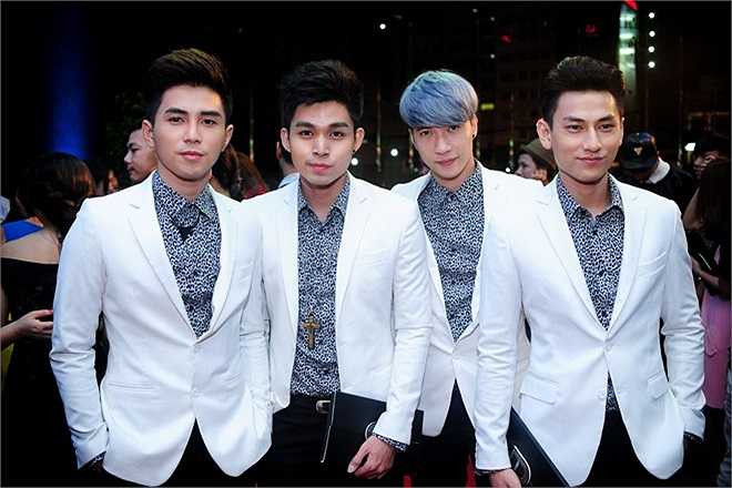 365 - nhóm nhạc 4 thành viên luôn chứng tỏ gu ăn mặc thời trang đồng bộ sành điệu và mang đậm dấu ấn riêng của nhóm. Vest trắng kết hợp áo sơ mi họa tiết da beo ton sur ton với quần giúp các anh chàng thêm phần nổi bật.