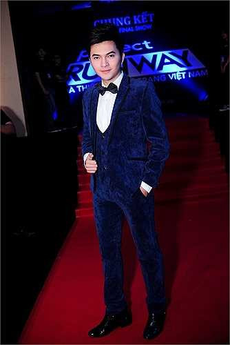 Ca sĩ Nam Cường ăn vận bảnh bao khi dự sự kiện. Nam ca sĩ đang bận rộn với hoạt động thu âm để ra mắt single mới vào thời gian tới.