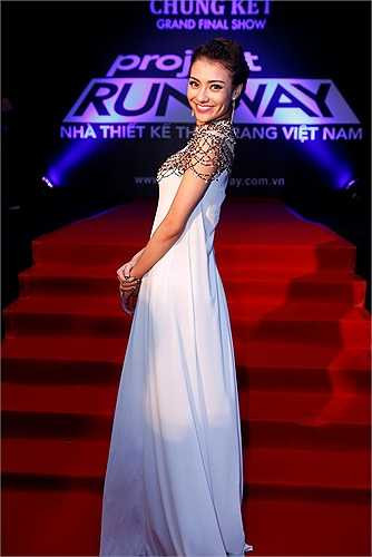 Hồng Quế xuất hiện trên thảm đỏ với ngoại hình gầy bất ngờ. Cô diện chiếc váy dạ hội kín đáo của nhà thiết kế Hoàng Hải khoe nét nữ tính và vẻ mảnh mai đáng yêu.