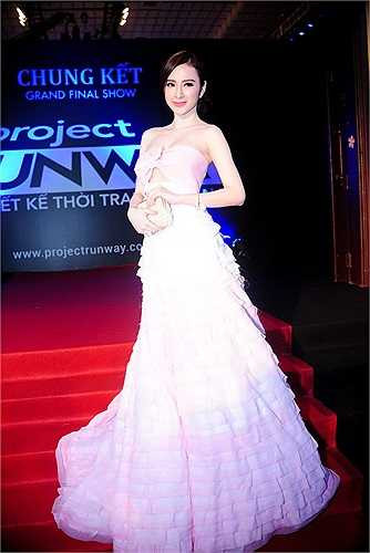 Phương Trinh cho biết, chiếc váy này có tên là Linh Lan Trắng. 'Những đóa hoa linh lan mang ý nghĩa của hạnh phúc và tình yêu bất diệt. Hoa linh lan cũng tượng trưng cho cô gái ngọt ngào nhưng cũng đầy mạnh mẽ. Tôi muốn mang đến một làn gió nhẹ nhàng thanh thoát để khán giả gợi nhớ đến cô bé mang tên Linh Lan mà tôi đóng trong phim Linh lan trắng lúc tôi 12 tuổi' - cô chia sẻ về chiếc váy của mình.