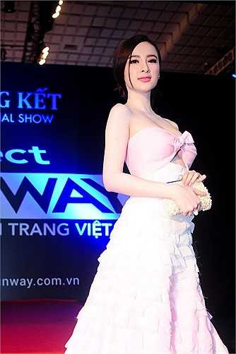 Angela Phương Trinh tự tin khoe vẻ sexy trên thảm đỏ. Với thiết kế phần trên dạng hình nơ, giúp nữ diễn viên 19 tuổi khoe đôi vai trần gợi cảm và vòng một đầy đặn.