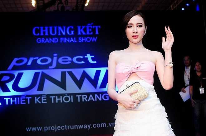 Phương Trinh trang điểm nhẹ nhàng, cùng kiểu tóc đơn giản phù hợp với trang phục. Sau hàng loạt những ồn ào liên quan đến chuyện đời tư, người đẹp sống khép kín và đang thay đổi hình ảnh để lấy lại tình cảm nơi khán giả.