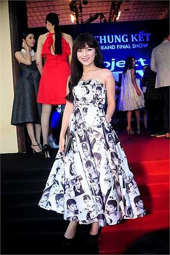 Hot girl Lê Hạ Anh - bạn diễn của Phở Đặc Biệt nổi bật với đầm in họa tiết các minh tinh thế giới.