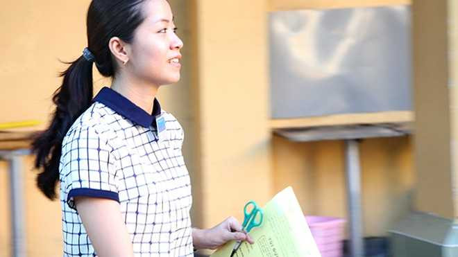 Cán bộ coi thi tại điểm thi Trường THPT Nguyễn Thị Minh Khai thuộc hội đồng thi ĐH Kinh tế TP.HCM nhận túi đề thi môn toán sáng 4/7.