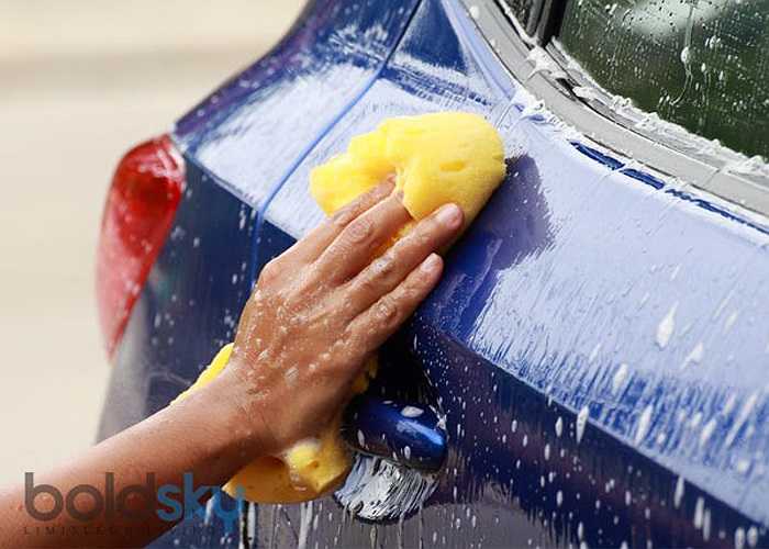 Rửa xe: Rửa xe là một công việc tẻ nhạt để làm nhưng nó là một trong những cách tốt nhất để đốt cháy calo trong khi làm việc nhà. Rửa xe giúp bạn đốt cháy khoảng 143 calo trong 10 phút.