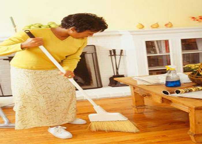 Quét nhà: Nếu bạn muốn biết làm thế nào để đốt cháy calo tại nhà nhanh chóng thì bạn nên cố gắng quét nhà. Quét nhà chính là tập thể dục, chúng tốt cho vai và cánh tay của bạn. Để giảm cân trên toàn bộ các bộ phận cơ thể, bạn nên quét nhà hàng ngày.