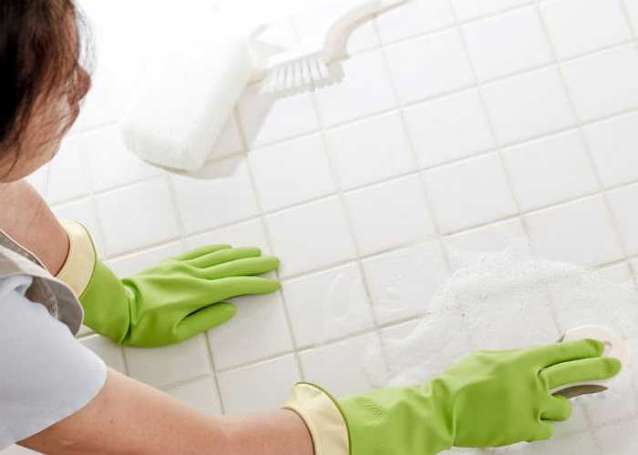 Lau chùi phòng tắm: Lau chùi phòng tắm của bạn trong 30 phút sẽ đốt cháy 200 calo. Khi bạn ngồi trên sàn, lau chùi và loại bỏ cặn bã xà phòng cứng đầu trên gạch phòng tắm, nó sẽ giúp săn chắc cơ bắp cánh tay và vai của bạn. 