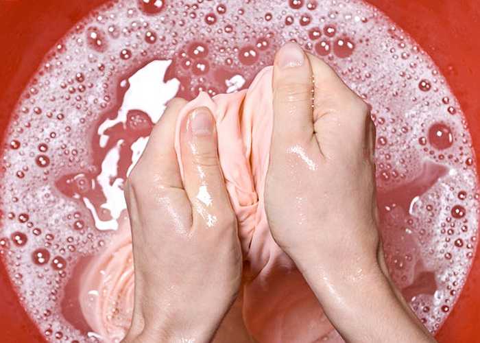 Giặt quần áo: Bạn muốn giảm 70 calo trong 30 phút? Hãy bắt đầu bằng việc giặt quần áo. Nó là cách làm nóng cơ thể rất tuyệt vời trước khi bắt đầu tập luyện tại nhà.