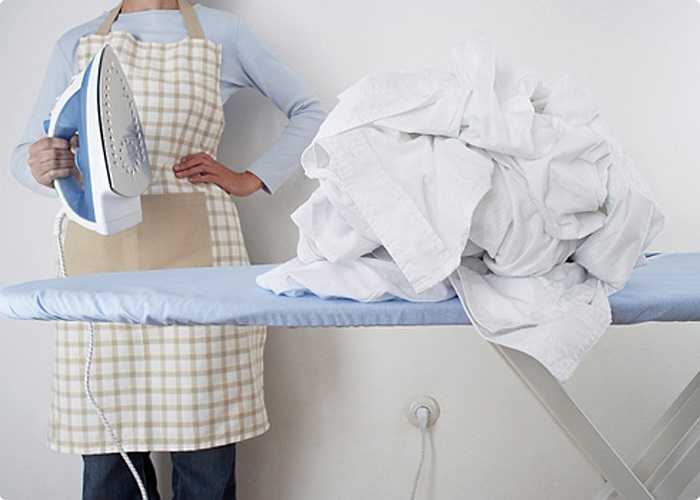 Ủi quần áo: Khi bạn ủi quần áo trong 30 phút, nó đốt cháy khoảng 70 calo. Hình thức tập thể dục để giảm cân ở nhà này cũng giúp săn chắc các cơ bắp của phần trên cơ thể.