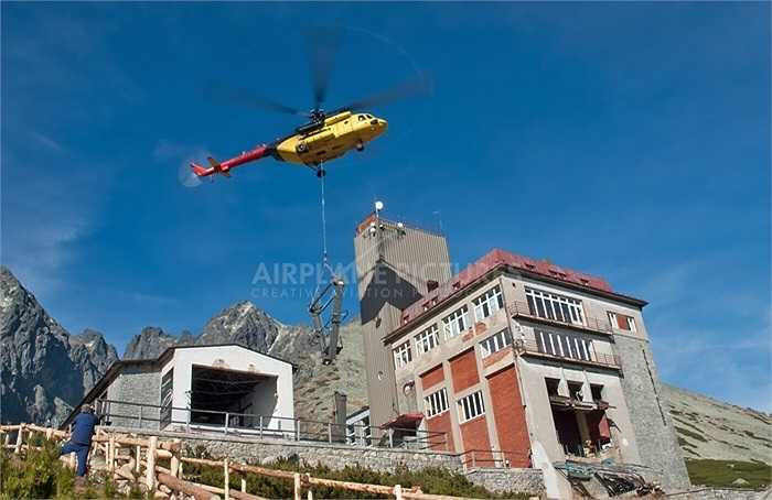 Khoảng 10 phút sau khi chiếc máy bay rơi thì quân đội và cảnh sát đã tới hiện trường để cứu hộ