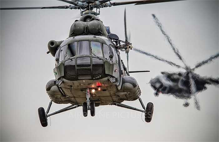 6 người bị thương đang được đi cấp cứu tại Bệnh viện 5 thị xã Sơn Tây, Hà Nội.