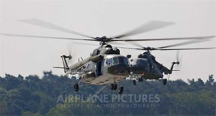 Tổ lái của máy bay bao gồm 3 người, số lượng chuyên chở mang theo tới gần 30 người, bên ngoài cẩu treo 4 tấn hàng hóa