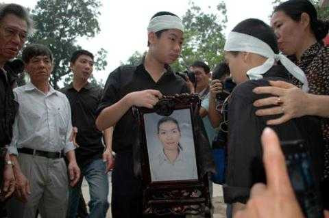 Các con ôm di ảnh của chị Huyền đến phiên tòa xét xử