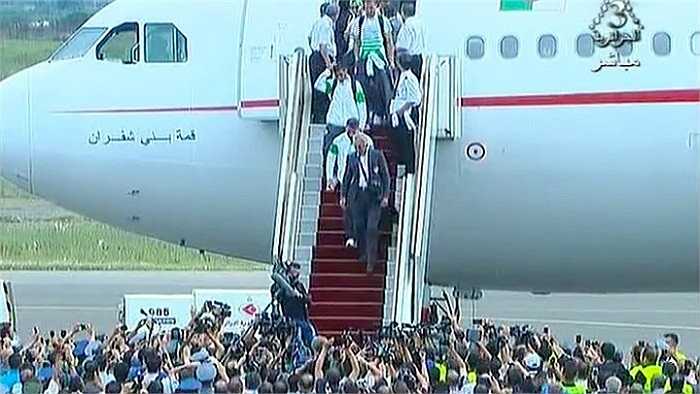 Toàn đội Algeria được coi như những người hùng, được rừng người hâm mộ tung hô trên đường phố Alger. Đích thân Thủ tướng Abdelmalek Sellal bắt tay chúc mừng và cảm ơn các tuyển thủ Algeria trước khi họ trở về nhà với những người thân.