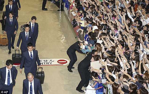 Nhật Bản dù cũng không có kì World Cup thành công, nhưng các CĐV của họ vẫn luôn dành nhiều tình cảm cho các cầu thủ. 