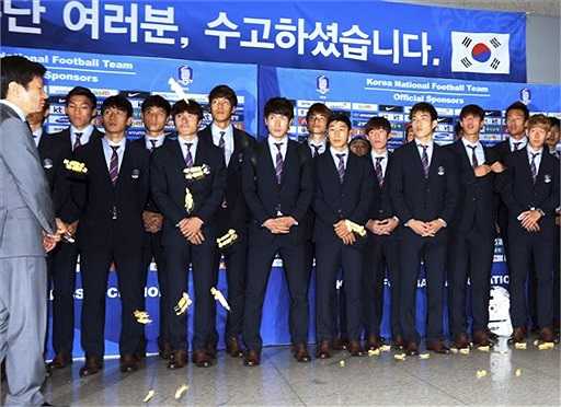 Trái ngược lại với những hình ảnh 'người hùng', Hàn Quốc trở về từ Brazil trong vị thế của những 'kẻ tội đồ khiến bóng đá Hàn Quốc chết dần chết mòn'. 