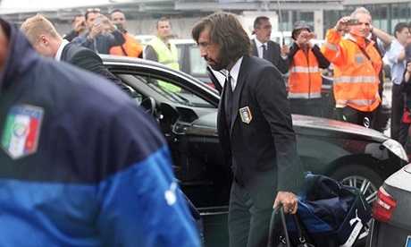 Andrea Pirlo cúi đầu về nước cùng tuyển Italia.