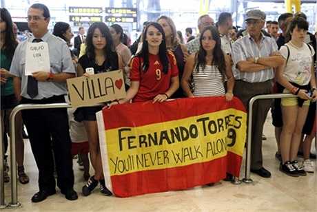 Một số ít CĐV chào đón tuyển Tây Ban Nha về nước sau 'cái chết bạc nhược của tiki-taka'.
