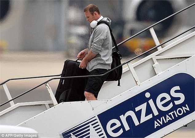 Wayne Rooney lặng lẽ xuống máy bay chở toàn đội Anh về nước.