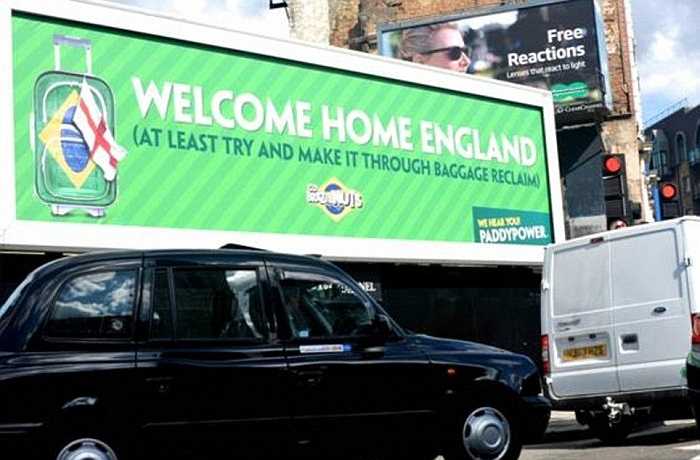 Bảng hiệu chào đón tuyển Anh trở về nhà với hình ảnh chiếc cờ rũ bên cạnh chiếc vali.