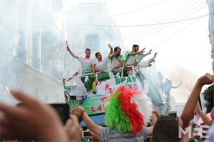 Các tuyển thủ trên một chiếc xe bus lớn, diễu hành, đốt pháo sáng cùng các CĐV nước nhà khắp các con phố ở thủ đô Algeria như thể vừa giành chức vô địch.