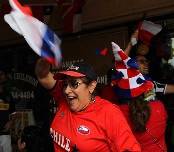 Tương tự Algeria, người dân Chile cũng rất tự hào về các cầu thủ, những người chỉ chịu để thua đội chủ nhà Brazil trên chấm penalty