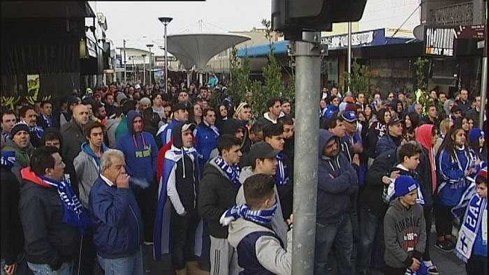 Hơn 200 cổ động viên đã có mặt tại sân bay Eleftherios Venizelos để chào đón đội tuyển, hô vang và trao cho các cầu thủ những cái ôm.