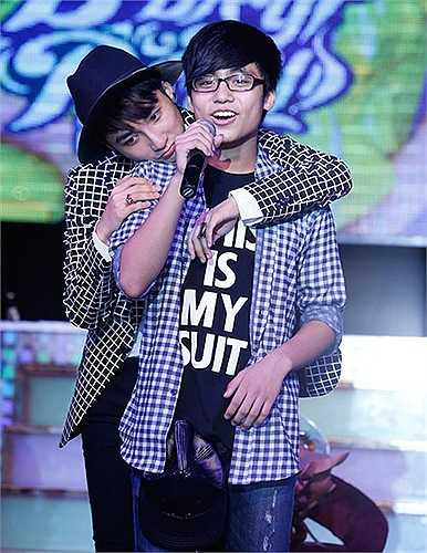 Hôm 6/7, nam ca sỹ kiêm diễn viên phim 'Chàng trai năm ấy' Sơn Tùng chia sẻ trong lễ sinh nhật tuổi 20 của mình anh rất muốn bớt đi những khoản chi tiêu không cần thiết để chuyên tâm dành tiền mua nhà cho bố mẹ, đưa cả gia đình vào Sài Gòn sinh sống cùng mình.