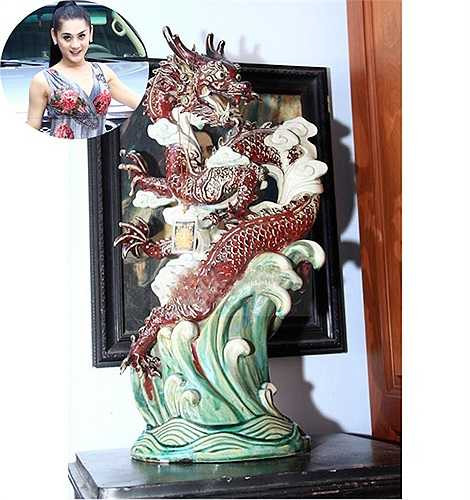 Số lượng đồ cổ có giá trị hàng tỷ đồng được trưng bày bên trong nhà Lâm Chí Khanh. 