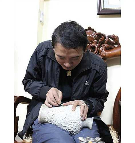 'Ngoài con cái, gia đình thì tôi coi những bức hình tự vẽ, sản phẩm đá tự khắc là khối tài sản khổng lồ của mình', Chiến Thắng hóm hỉnh. Có khả năng tạo tác các bức bích họa một phần là nhờ Chiến Thắng từng làm nghề khắc đá. Vì vậy, hiện nay, ngoài thời gian đi diễn, thú vui của anh chỉ là vẽ tranh, viết kịch bản, điêu khắc đá.