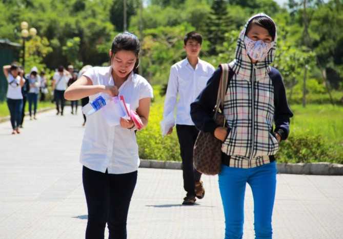 Thí sinh làm thủ tục dự thi tại Huế 