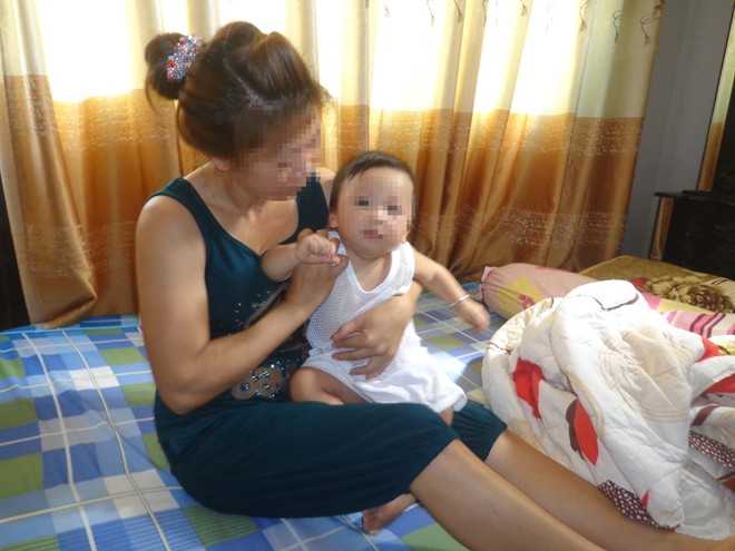 Chị Sang và con trai 8 tháng tuổi.