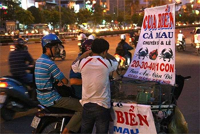 Để cạnh tranh, các điểm bán không chỉ bày hàng ra sát mép đường như trước đây, mà nhiều người còn giăng biển quảng cáo ấn tượng, thu hút sự chú ý của người đi đường. Giá bán theo kg thường 60.000 - 70.000 đồng, nhưng nếu bán theo con thì chỉ 20.000 - 40.000 đồng/con. Trong khi tại các chợ, giá loại cua này dao động 250.000 - 300.000 đồng/kg. 