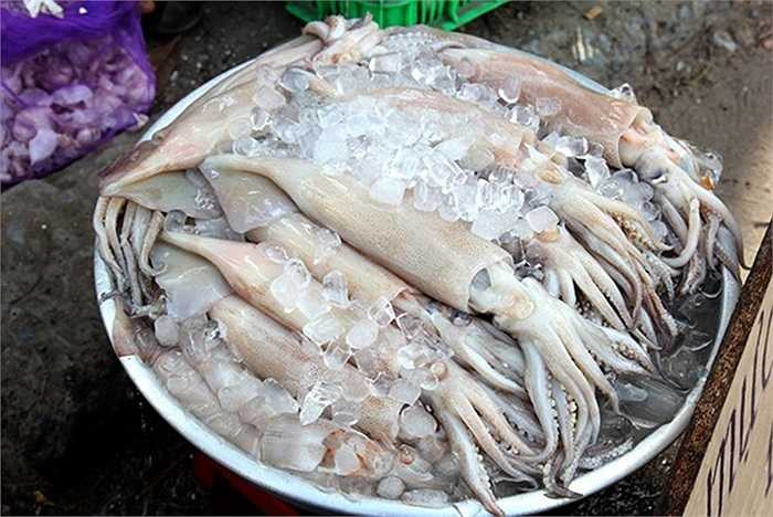 Trong khi cùng loại mực như thế này, bán ở chợ, giá từ 120.000 đến 180.000 đồng/kg.