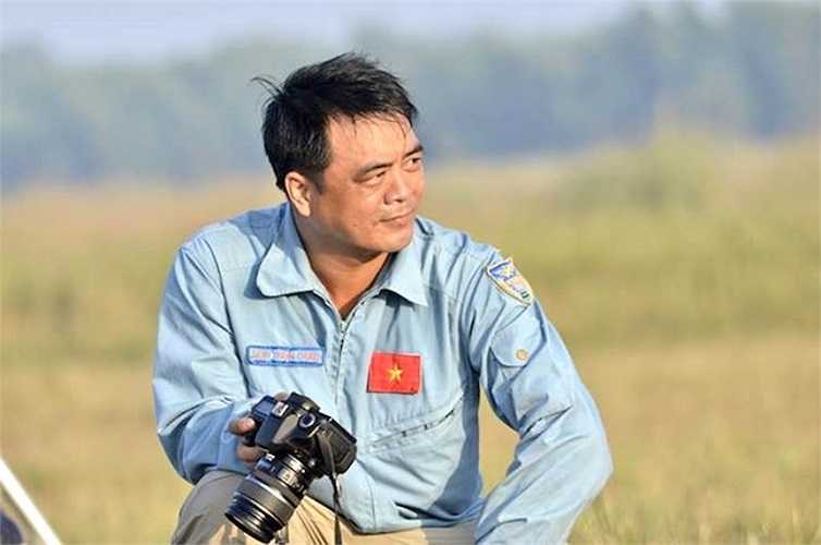 Thiếu tá - huấn luyện viên dù Đặng Thành Chung là người luôn đi tiên phong trong việc đưa dù lượn, dù tròn, paramotor... đến với những người yêu thích môn thể thao mạo hiểm này tại Việt Nam