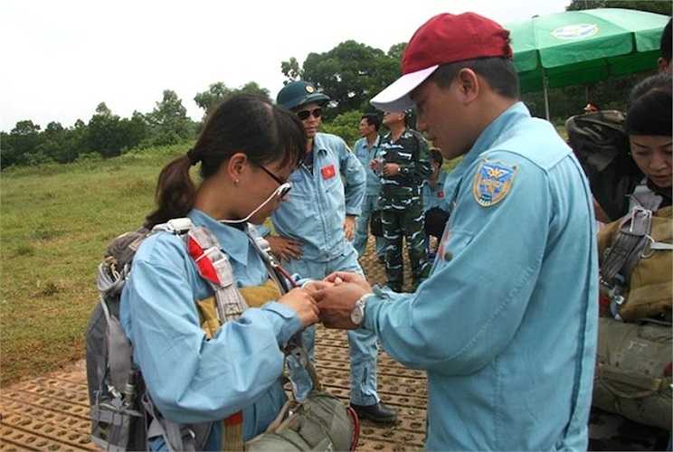 Trong huấn luyện dù, Thiếu tá Đặng Thành Chung luôn là người quan sát, chụp ảnh và chỉnh sửa cho học viên khi cần