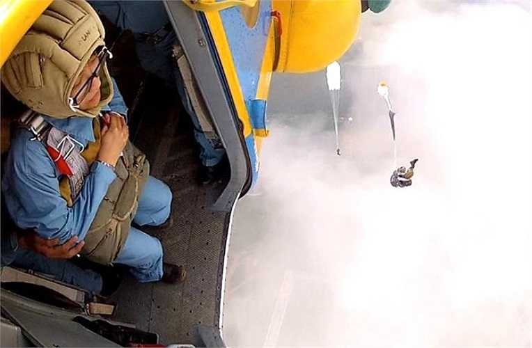 Có một điều mà ai theo đuổi môn dù tròn cũng muốn được anh làm: Đẩy người ra khỏi máy bay, lao vào không trung