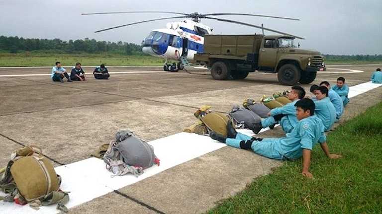 Đi với anh chẳng bao giờ nhàm chán. Anh biết cách tận dụng thời gian trong lúc chờ đợi và pha trò mỗi khi mọi người căng thẳng