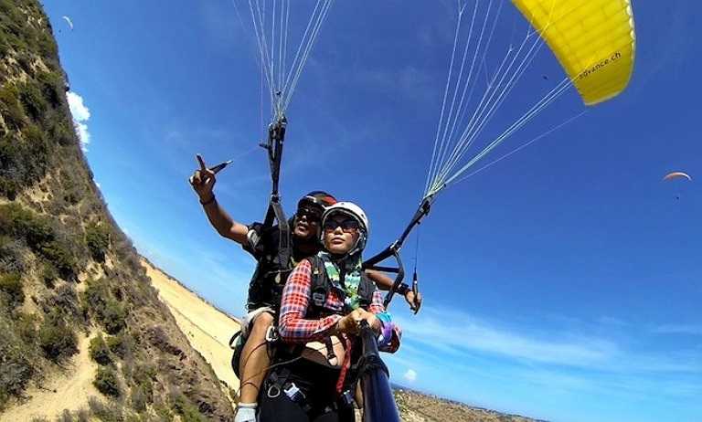 Nhưng có lúc lại rất dễ bởi chỉ cần tham gia vào các chuyến bay dù với anh, bạn sẽ có cơ hội hiểu vì sao niềm đam mê bầu trời của anh lớn đến vậy 