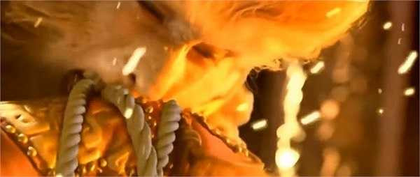 Chỉ trong một cảnh ngắn vài chục giây mà để lộ 2 cách cột dây trói khác nhau. (Theo Zing)